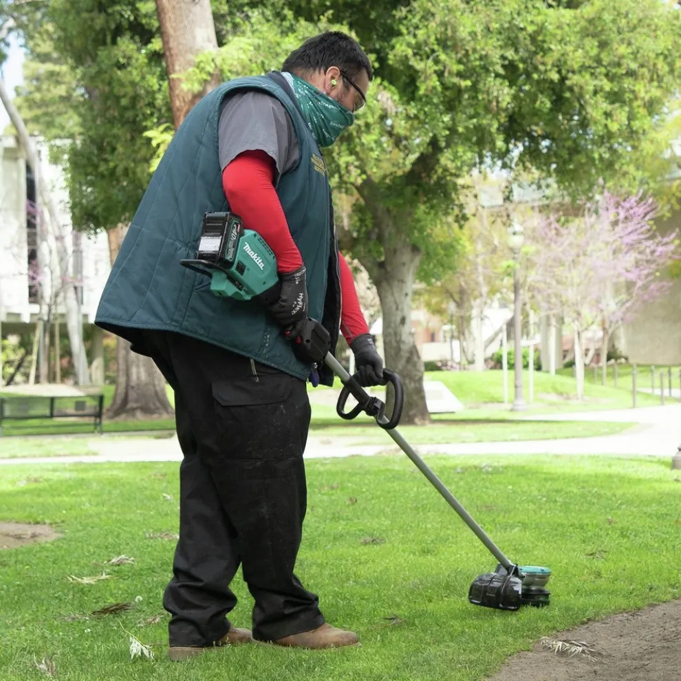 Factory Reconditioned Makita 40V max XGT Lithium-Ion Brushless 15 in. Cordless String Trimmer Kit (4 Ah)