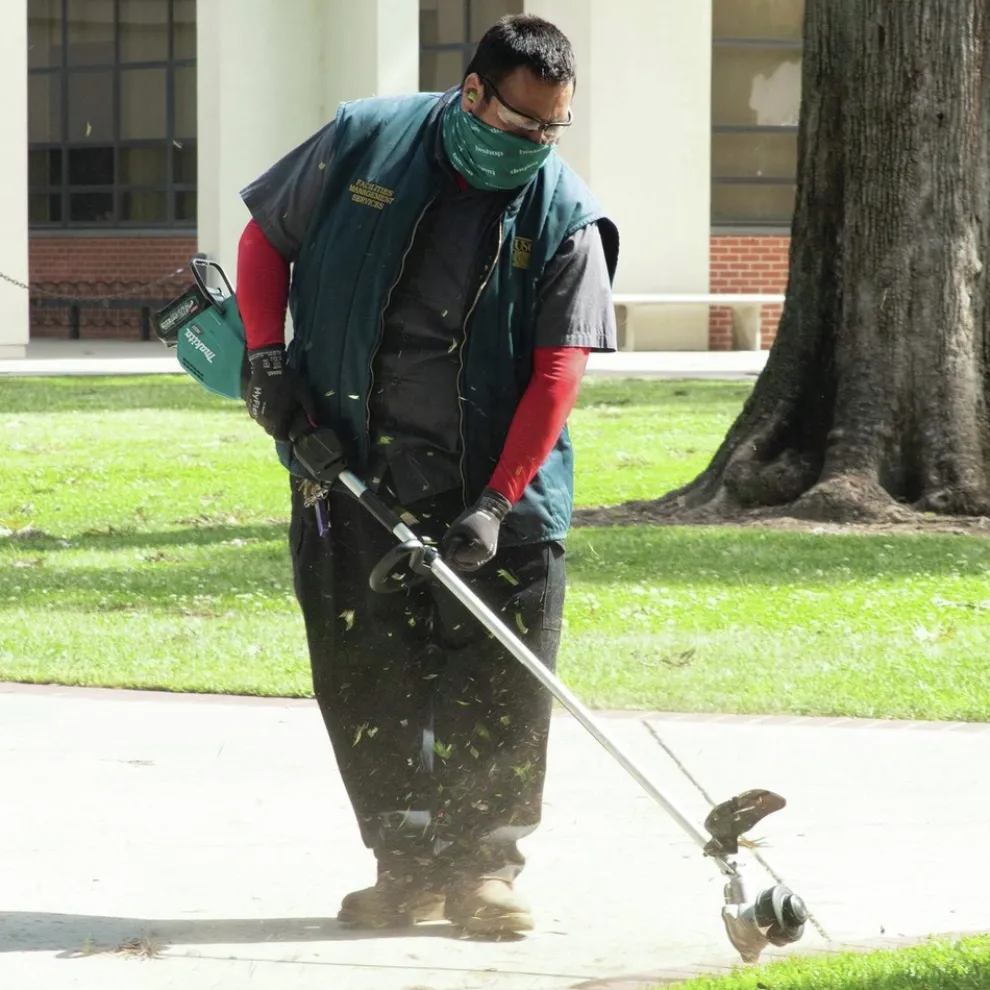 Factory Reconditioned Makita 40V max XGT Lithium-Ion Brushless 15 in. Cordless String Trimmer Kit (4 Ah)