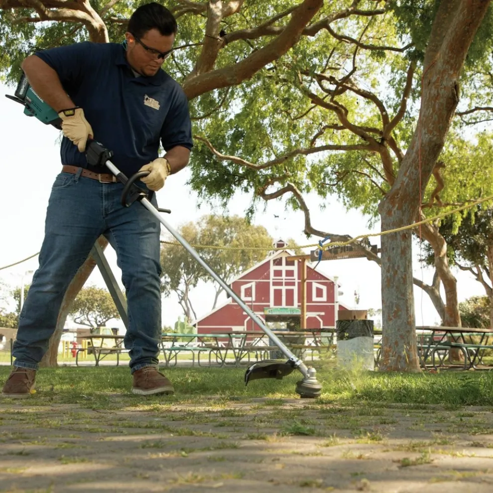 Factory Reconditioned Makita 40V max XGT Brushless Lithium-Ion 17 in. Cordless String Trimmer Kit (4 Ah)