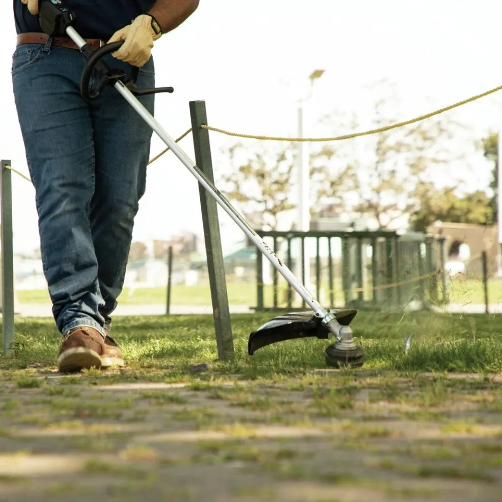 Factory Reconditioned Makita 40V max XGT Brushless Lithium-Ion 17 in. Cordless String Trimmer Kit (4 Ah)