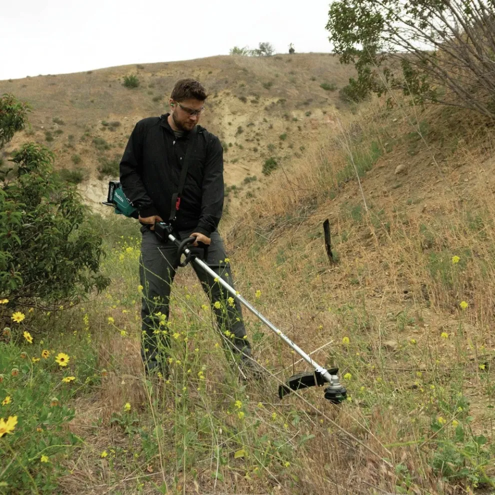 Factory Reconditioned Makita 40V max XGT Brushless Lithium-Ion 17 in. Cordless String Trimmer Kit (4 Ah)